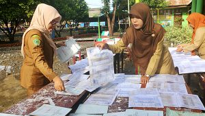 Menjemur Raport Siswa